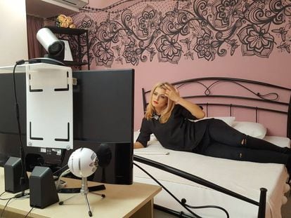 La modelo Sandra Diamond en una habitación de los estudios Gloria Agency de Bucarest.