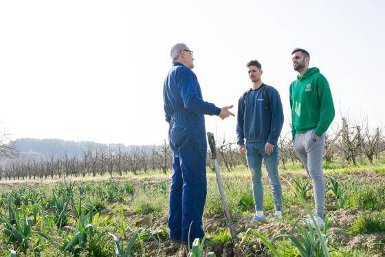 Oriol (centro) y Marc (derecha) charlando con Ramón Abelló en su campo