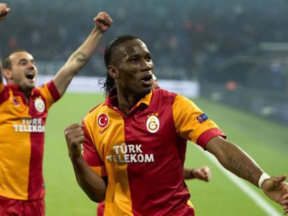 Sneijder y Drogba celebran un gol del Galatasaray.