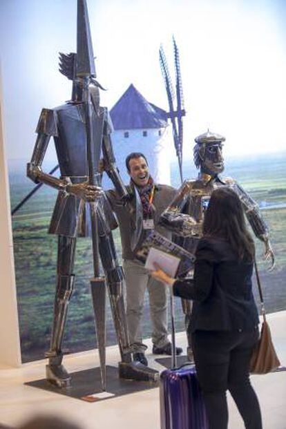 Un hombre se fotograf&iacute;a junto a un cartel promocional de Castilla-La Mancha