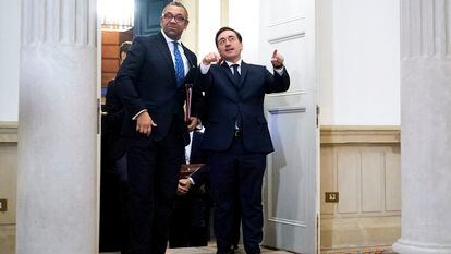 El ministro de Asuntos Exteriores, José Manuel Albares (a la derecha), se reúne con su homólogo británico, James Cleverly, en el Ministerio de Asuntos Exteriores, este miércoles en Madrid.