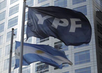 Detalle de las banderas de Argentina y de la petrolera YPF, frente al edificio donde funcionan las oficinas centrales de la empresa en Buenos Aires.