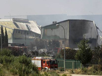 Bomberos en la planta incendiada de Chiloeches. 