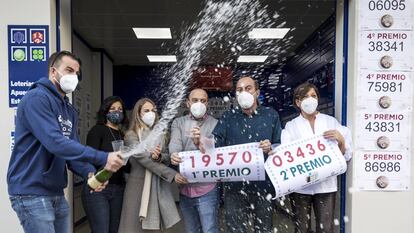 Celebración del primer y segundo premio del sorteo de El Niño en Manises (Valencia).