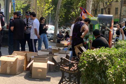 Jóvenes recogen alimentos este sábado en el centro de Ereván para ayudar a Nagorno Karabaj.