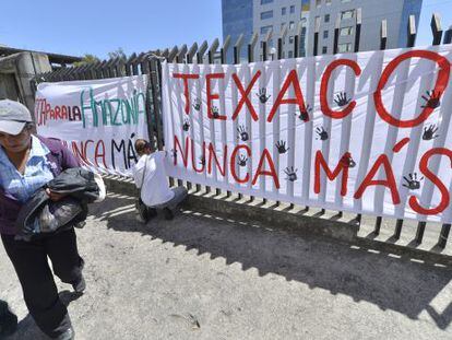 Ind&iacute;genas afectados por la petrolera norteamericana Chevron protestan frente a la Corte Nacional de Justicia de Ecuador, en Quito, en 2012.