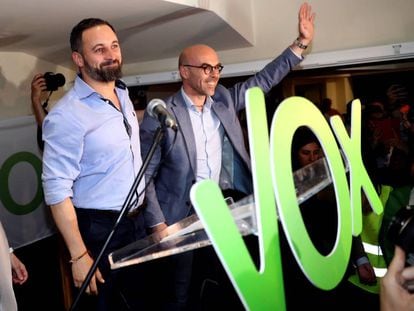 El eurodiputado de Vox, Jorge Buxadé, a la derecha del líder de la formación, Santiago Abascal.