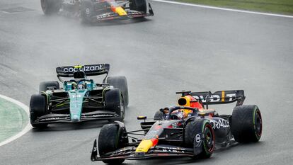 Fernando Alonso y Max Verstappen, en la carrera de Países Bajos del pasado agosto.