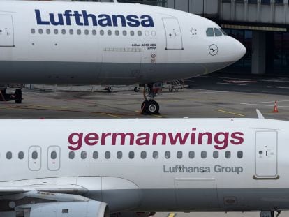 Dos Airbus de Lufhansa y de Germanwings en el aeropuerto de Düsseldorf.
