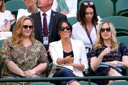 La Duquesa de Sussex, Meghan Markle (en el centro con chaqueta blanca), anima desde las gradas a su amiga Serena Williams.