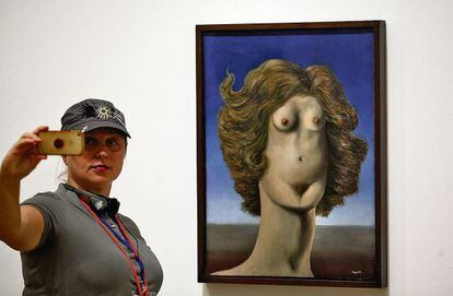 Una visitante, en pleno 'selfie' delante de 'Le Viol' de Magritte en el MOMA de Nueva York.