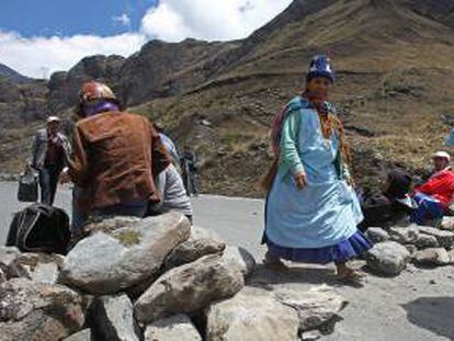 Una mujer aimara pasa por un punto de bloqueo de mineros bolivianos cooperativistas en la localidad de Pongo, uno de los accesos a la ciudad de La Paz.
