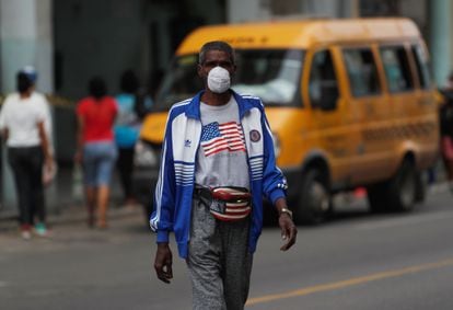 Un hombre camina por una calle de La Habana vestido con atuendos con la bandera estadounidense, el pasado enero.