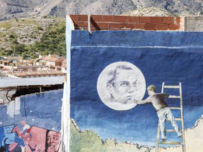 Reproducción del retrato que Buero Vallejo hizo a Miguel Hernández, en un mural en Orihuela (Alicante) en memoria del poeta.