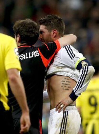  Los jugadores del Real Madrid Iker Casillas y Sergio Ramos, al t&eacute;rmino del partido de vuelta de las semifinales de la Liga de Campeones ante el Borussia Dortmund.