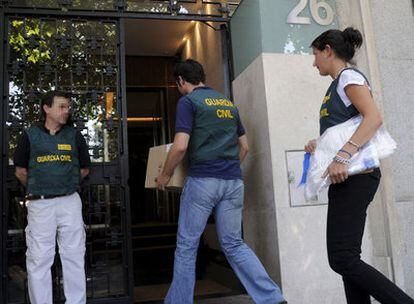 Agentes de la Guardia Civil en uno de los registros realizados esta tarde en Madrid.