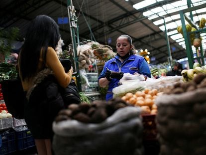 Una persona compra en un mercado en Bogotá, en octubre de 2022.