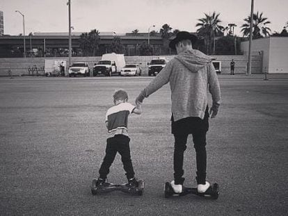 Primer Plano De Niño En Hoverboard. Niño Conduciendo Hoverboard De