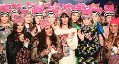 La diseñadora Angela Missoni entre las modelos de sus desfile en Milán.