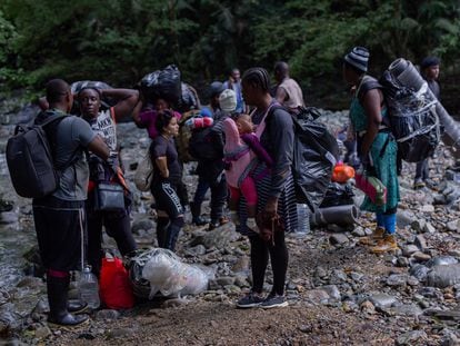 Migrantes, en su mayoría haitianos, cruzan el Tapón del Darién, entre Colombia y Panamá, el 15 de octubre de 2021, en Darién (Panamá).