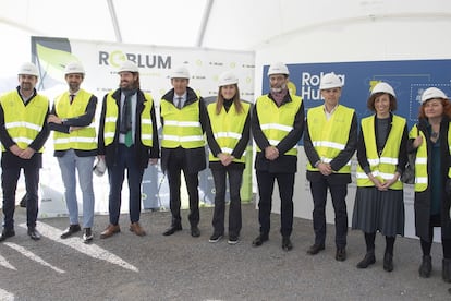La secretaria de Estado de Energía, Sara Aagesen, en el centro, con directivos de Naturgy y Enagás y otras autoridades, hoy en La Robla.