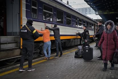 La policía identifica a tres viajeros antes de dejar que monten en un tren de Kiev a Lviv