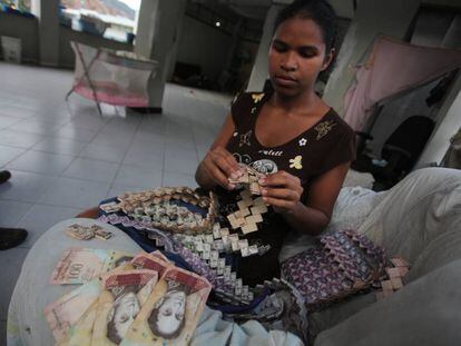 La costurera Wilmarys Pacheco cose carteras y accesorios con bolívares en el oeste de Caracas. 