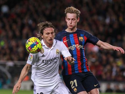 Luka Modric y Frenkie de Jong durante el Clásico de la Liga en el Camp Nou, el domingo.