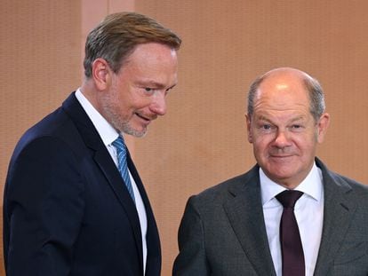 El ministro alemán de Finanzas, Christian Lindner, y el canciller, Olaf Scholz, participan en la reunión semanal del Gobierno en la Cancillería en Berlín, en agosto de 2023.