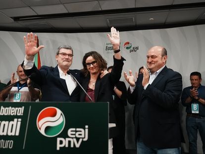 Desde la izquierda, el alcalde de Bilbao y candidato a la reelección por el PNV, Juan María Aburto; la candidata de PNV a diputada general de Bizkaia, Elixabete Etxanob, y el presidente del PNV, Andoni Ortuzar, saludan durante el seguimiento de la jornada electoral en la sede del PNV, en Bilbao.
