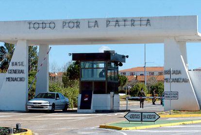 Puesto de control de la Base General Menacho de Badajoz.