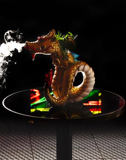 Reportaje sobre cócteles Especial verano 202. Salmon Guru
Dragon Daughter
Ingredientes
4 centilitros de ron Botran
blanco, 3 de Botran 8 años,
1 de brandi de albaricoque,
1 de licor de naranja, 2 de
zumo de limón, 2 de fruta de
la pasión, 4 de orgeat (sirope
de horchata), 6 de zumo de
piña y 2 dash (unas gotas) de
angostura.
Elaboración
Batir todo en la coctelera y listo
para servir