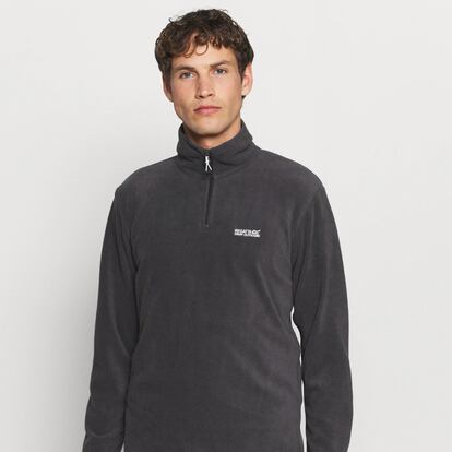 El gris oscuro es uno de los colores en los que puede encontrarse el polar 'Thompson' de la marca Regatta.