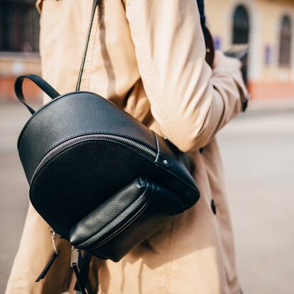 Mochilas negras mujer.