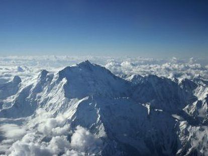La reciente muerte de dos alpinistas en la cumbre más mortal tras el Annapurna acentúa la lucha con esta cima desde hace más de un siglo