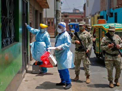 Personal sanitario acompañado de militares durante la campaña de vacunación contra la difteria, hace dos semanas en Lima.