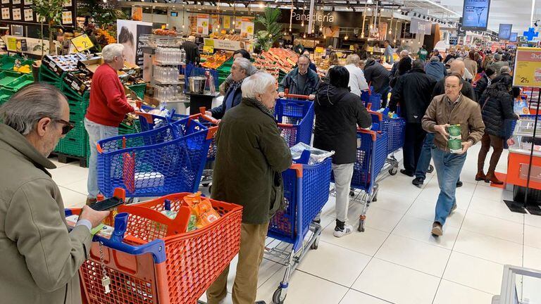 Largas colas en el un supermercado en Majadahonda (Madrid)