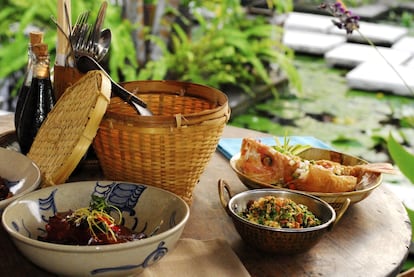 Al ver los platos recién hechos que aguardan en el mostrador resulta imposible no maravillarse al entrar en un warung, el clasíco restaurante local balinés, como el Warung Teges, en Ubud. Nasi campur, salchichas de cerdo, pollo, babi guling y tempeh, sambal fresco y penetrante, con la dosis perfecta de picante... Un sinfín de ingredientes, que se combinan en la elaboración de frescos y aromáticos platos. Especialidades locales como el babi guling (cochinillo asado marinado en especias durante horas) obligan a hacer cola una y otra vez. Los cafés balineses de Denpasar también son ideales para almorzar.