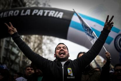 Un manifestante frente a un arco inflable con el eslogan peronista "Primero la patria".