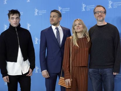 Desde la izquierda, los actores Robert Pattinson, Charlie Hunnam y Sienna Miller y el director James Gray, en Berl&iacute;n.