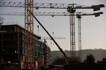 Varias grúas durante las labores de construcción de un edificio de viviendas, en Berango (Bizkaia).