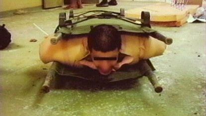 Imagen de archivo, difundida en febrero de 2006 por la televisión australiana. La imagen, cuya autenticidad no ha podido ser corroborada al 100%, ha sido editada añadiendo un rectángulo negro en el rostro de la persona para proteger su identidad y forma parte de las fotografías tomadas en la prisión de Abu Ghraib, en Irak, en 2003.