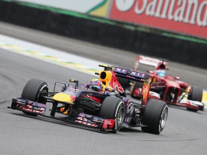Webber rueda por delante de Fernando Alonso.