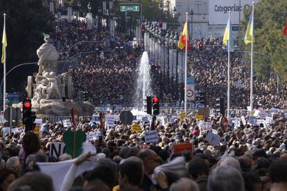 Decenas de miles de personas marchaban a favor de la sanidad pública, cuando la manifestación llegaba a la plaza de Cibeles. 