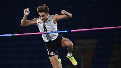 Armand Duplantis realiza un salto con pértiga este jueves en la Diamond League en Roma.