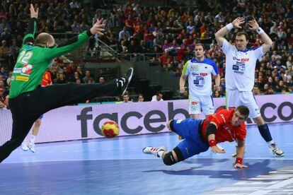 Aginagalde lanza a la portería de Gorzad Skof.