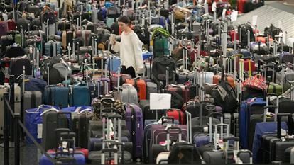 Una mujer en el aeropuerto de Salt Lake City entre maletas perdidas, el pasado 29 de diciembre.