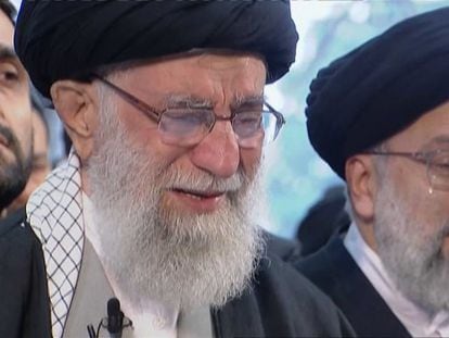 El ayatolá Alí Jamenei (a la izquierda) llora por la muerte de un general iraní fallecido, en enero de 2020 en Teherán.