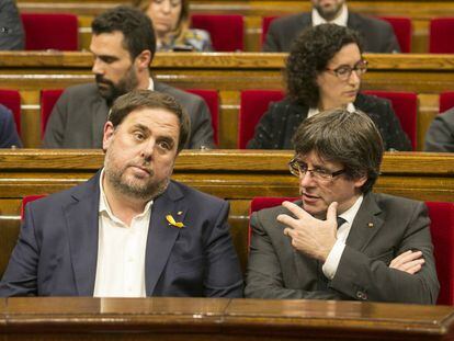 Oriol Junqueras y Carles Puigdemont, en el parlament.