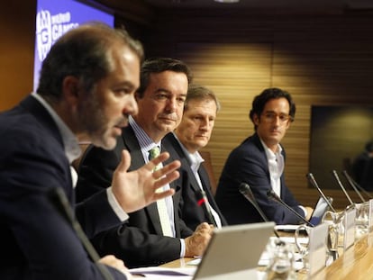 Eduardo López-Puertas, director general de Ifema, segundo por la izquierda, y los directivos de AEVI José María Moreno, Alberto González Lorca y Asier Labarga, durante la presentación de la feria.